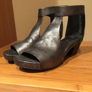 Shiny Antelope sandals to dance all night!